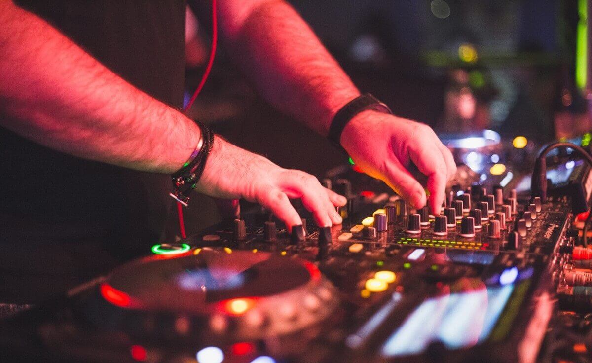 Mejores empresas de disc jockeys para cumpleaños